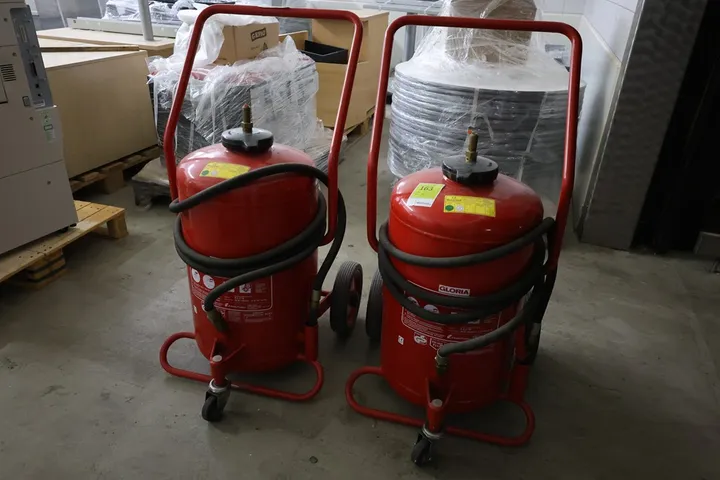 2 x Feuerlöscher